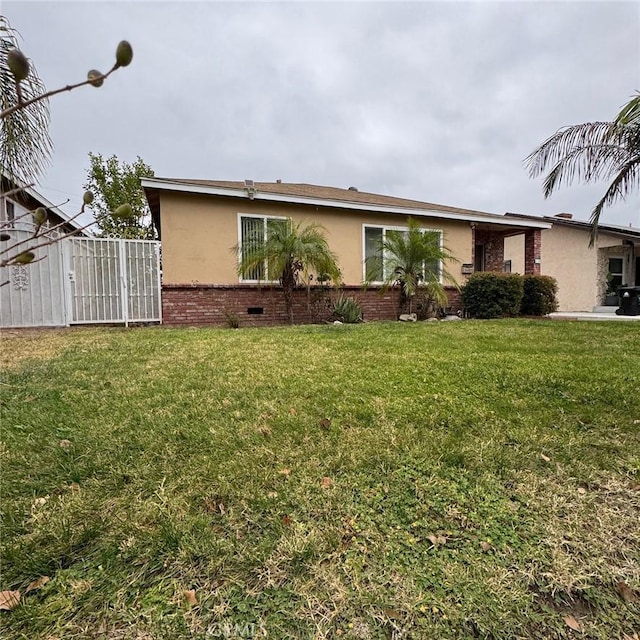 view of front of property featuring a front yard