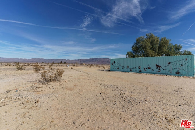 view of yard with a mountain view