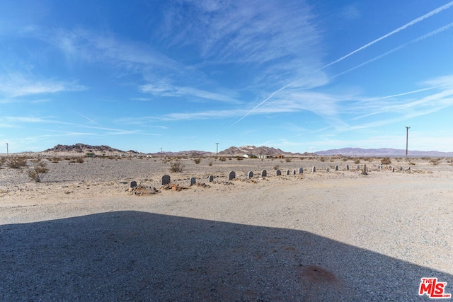 view of yard with a mountain view