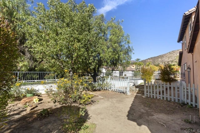 view of yard with a mountain view