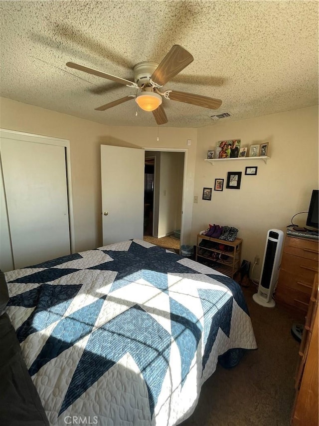 bedroom with ceiling fan and a textured ceiling