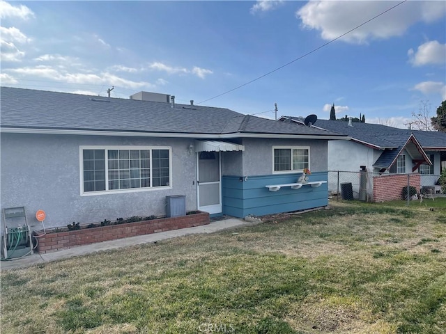 view of front facade with a front yard