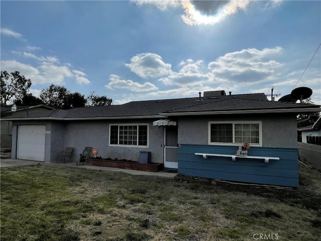 view of front of property featuring a front yard and a garage