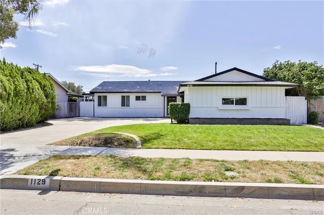 ranch-style house featuring a front lawn