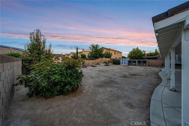 view of yard at dusk