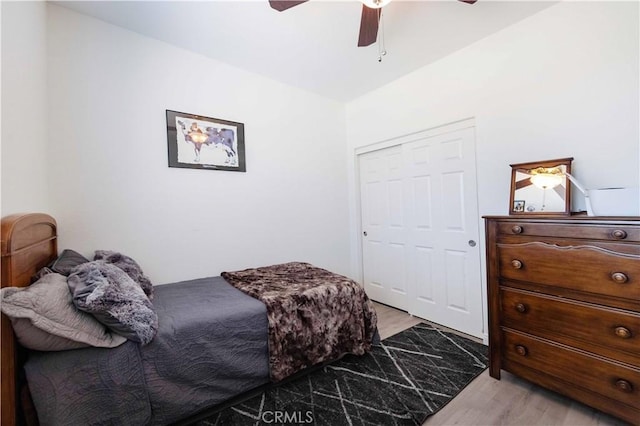 bedroom with ceiling fan, light wood-type flooring, and a closet