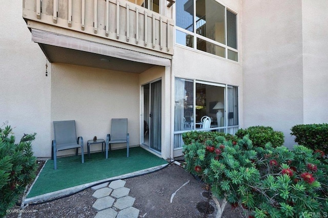 entrance to property featuring a balcony