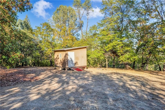 view of yard with a shed