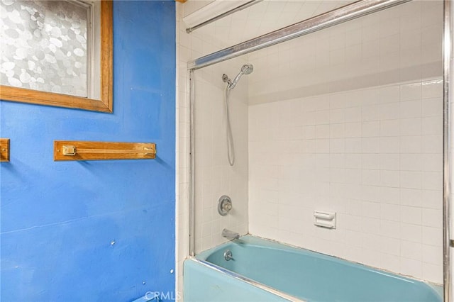 bathroom with tiled shower / bath combo