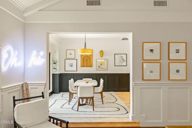 dining area with ornamental molding