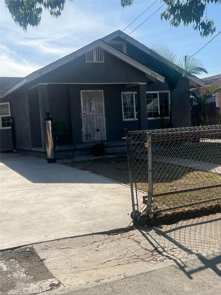 view of front of property featuring covered porch