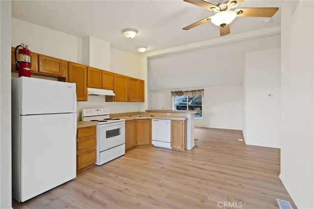 kitchen featuring light hardwood / wood-style floors, kitchen peninsula, ceiling fan, white appliances, and sink