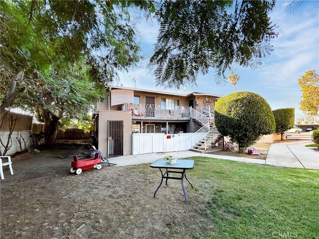 view of front of home featuring a front lawn