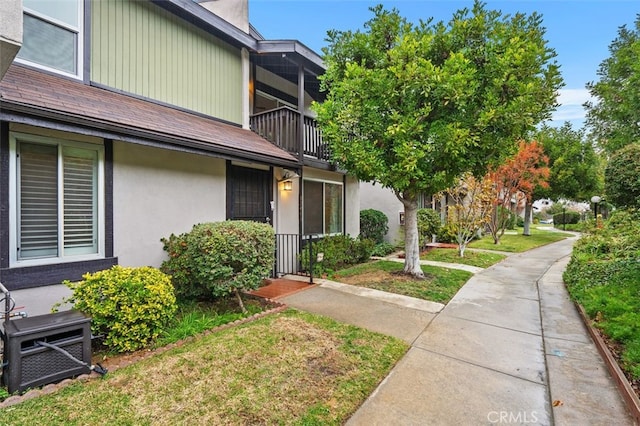 exterior space featuring a lawn