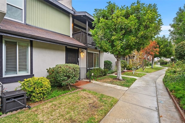 exterior space featuring a lawn