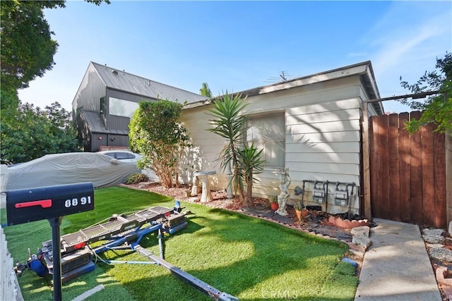 view of front of property featuring a front yard