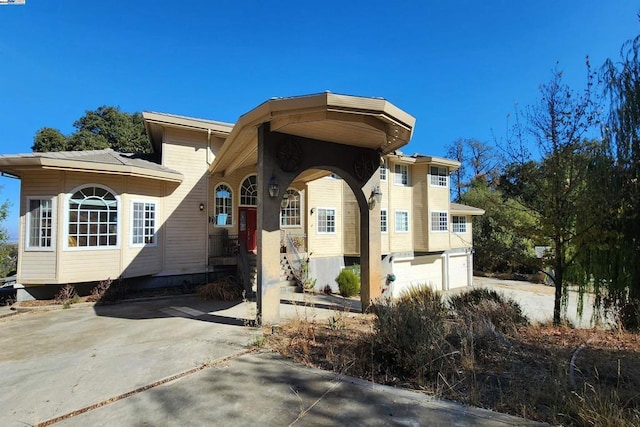 view of front facade featuring a garage