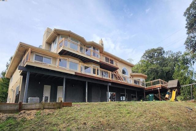 back of house featuring a lawn