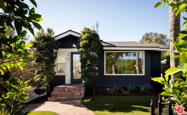 view of front of property with a front yard