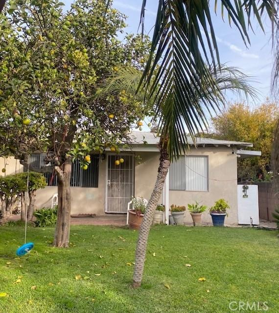 view of front of property featuring a front yard