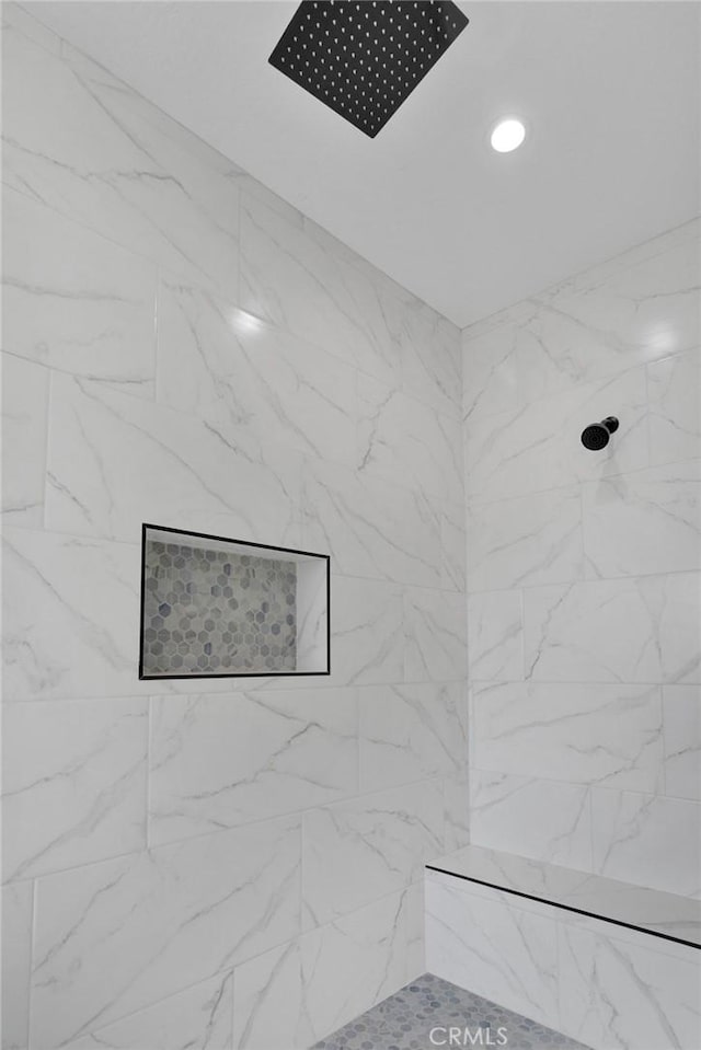 bathroom featuring a tile shower