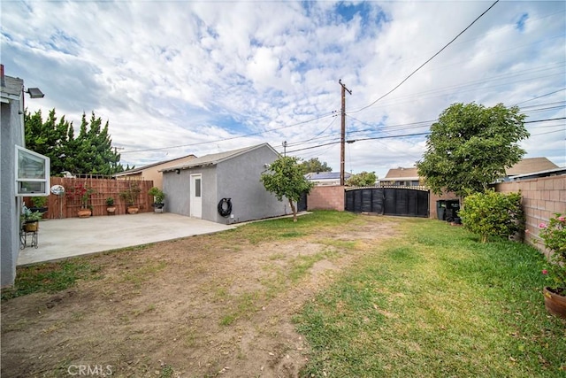 view of yard featuring a patio