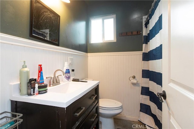 bathroom featuring a shower with shower curtain, vanity, and toilet