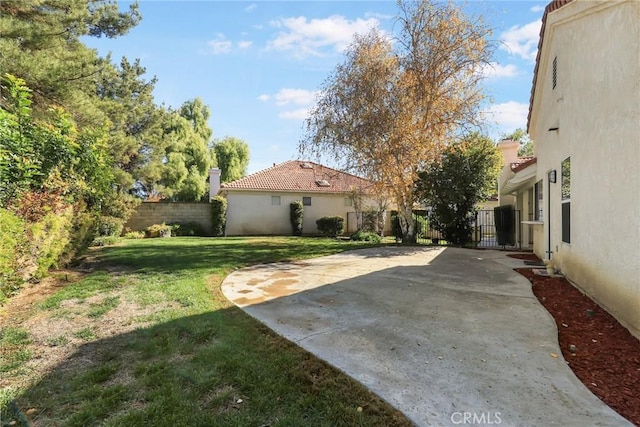 view of yard with a patio area