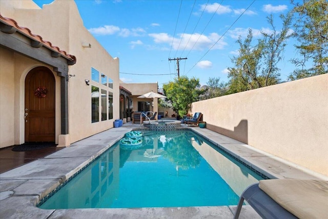 view of pool featuring an in ground hot tub