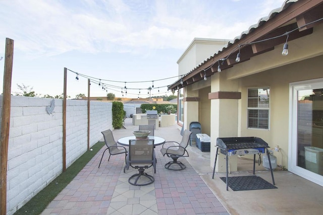 view of patio with an outdoor kitchen and grilling area