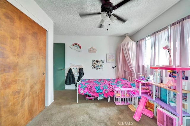 bedroom with a textured ceiling, carpet floors, and ceiling fan