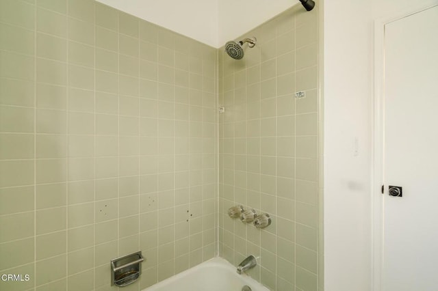 bathroom featuring tiled shower / bath combo