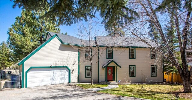 view of front of house featuring a front lawn