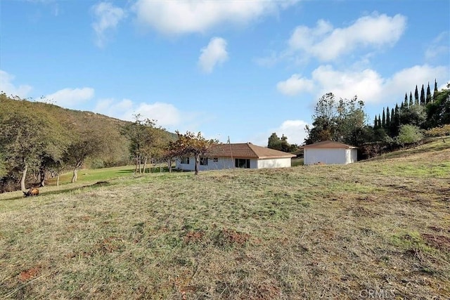 view of yard with a mountain view and a rural view