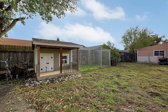 view of yard featuring a fenced backyard and an outbuilding