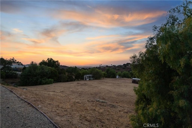 view of yard at dusk