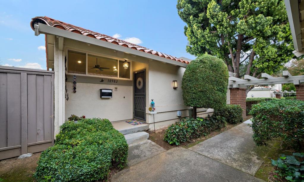 view of front of house featuring a pergola