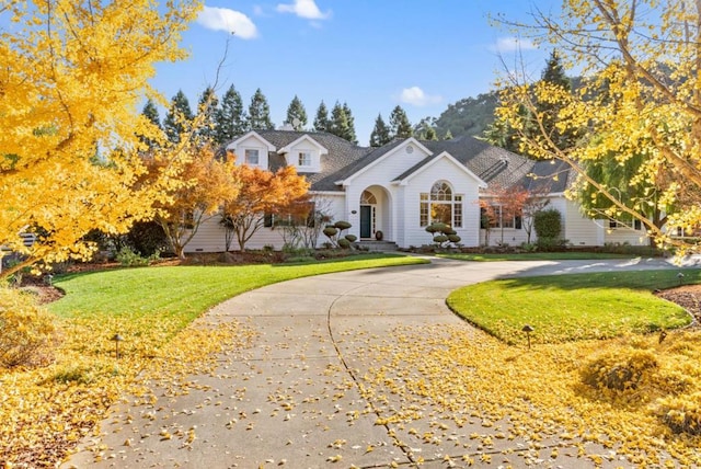 view of front of home featuring a front yard