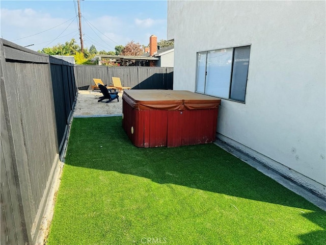 view of yard featuring a hot tub and a patio area