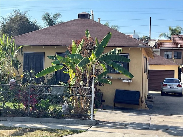 view of front facade featuring a garage