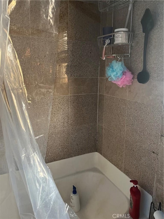 bathroom with shower / bath combo