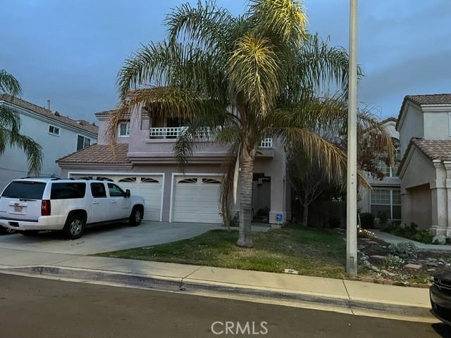 view of front of home featuring a garage and a front yard