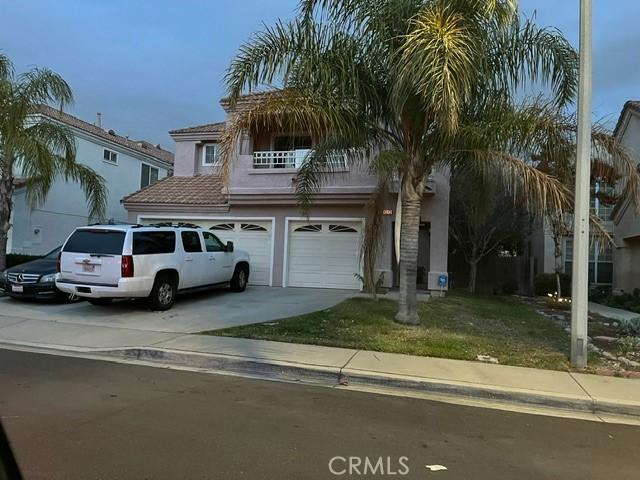 view of front of house featuring a garage and a front yard