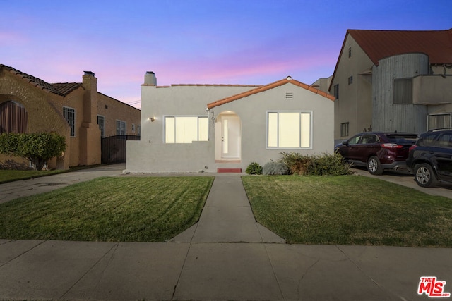 view of front of property featuring a lawn