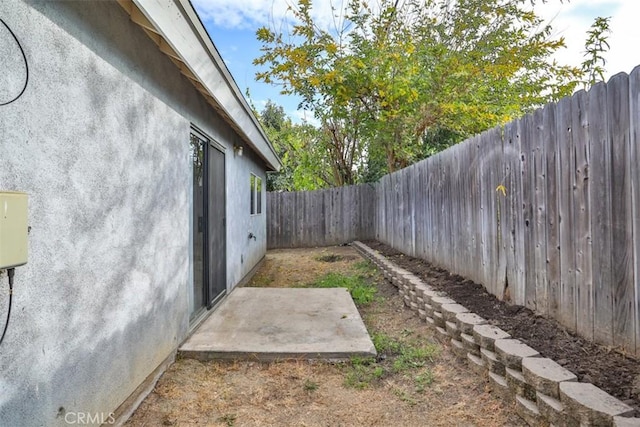 view of yard featuring a patio