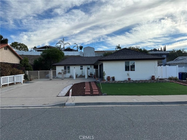 ranch-style house featuring a front yard