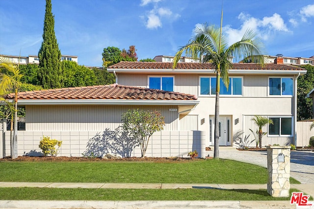 view of front of home featuring a front yard