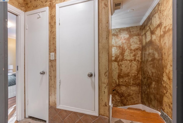 bathroom featuring ornamental molding