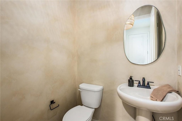 bathroom featuring toilet and sink