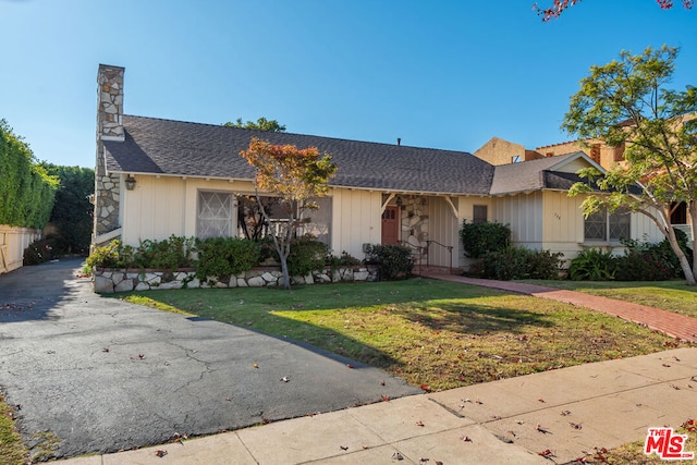 ranch-style home with a front yard